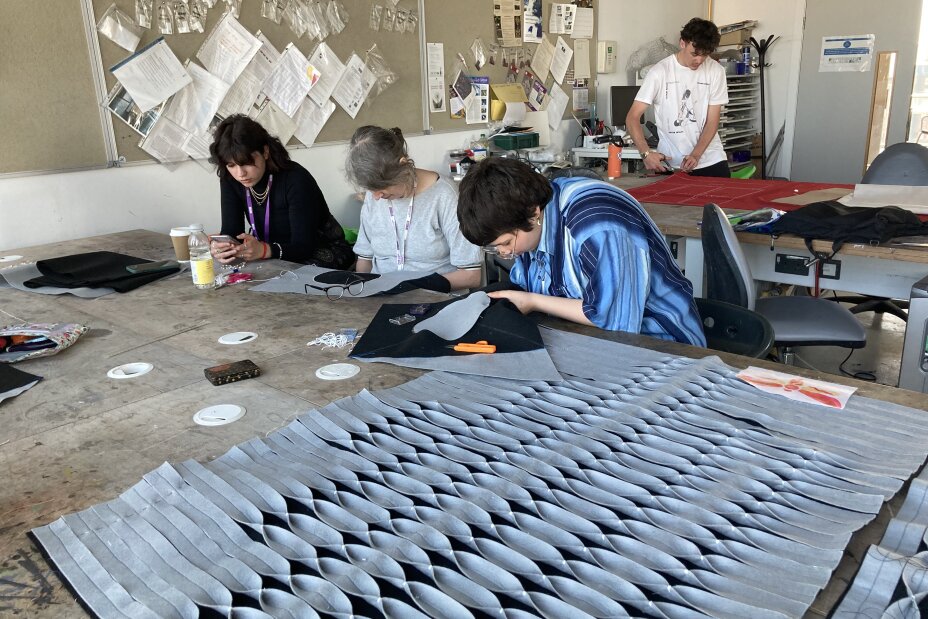 8manipulatingfabricsforprojektinsects, Bild © Barbara Denker