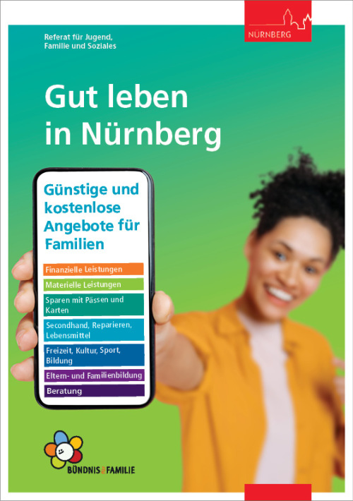 © iStock Junge Frau hält Handy mit dem Inhaltsverzeichnis der Broschüre in der Hand. © iStock