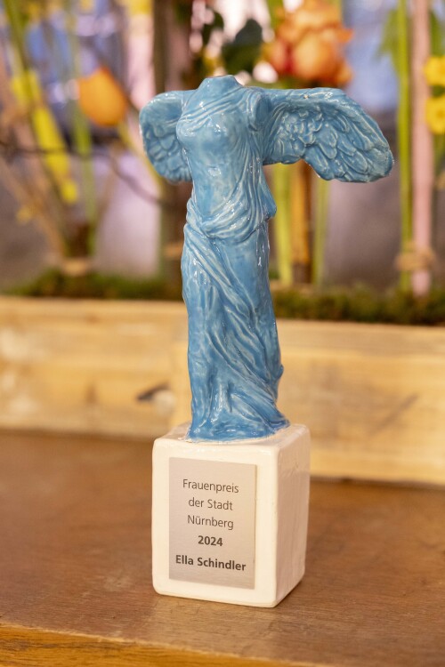 Frauenpreisskulptur "Blaue Nike" © Giulia Iannicelli / Stadt Nürnberg