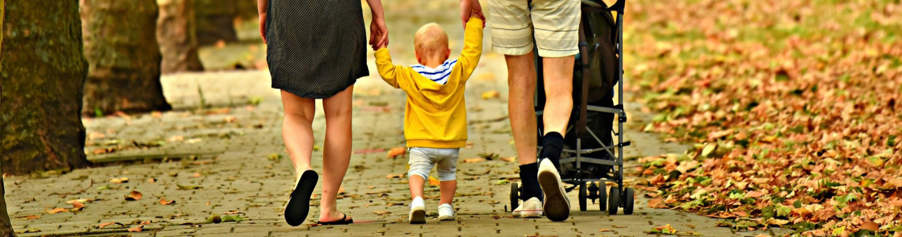 Bild © pixabay.com Mutter und Vater im Park halten Kleinkind zwischen sich an den Händen., Bild © pixabay.com