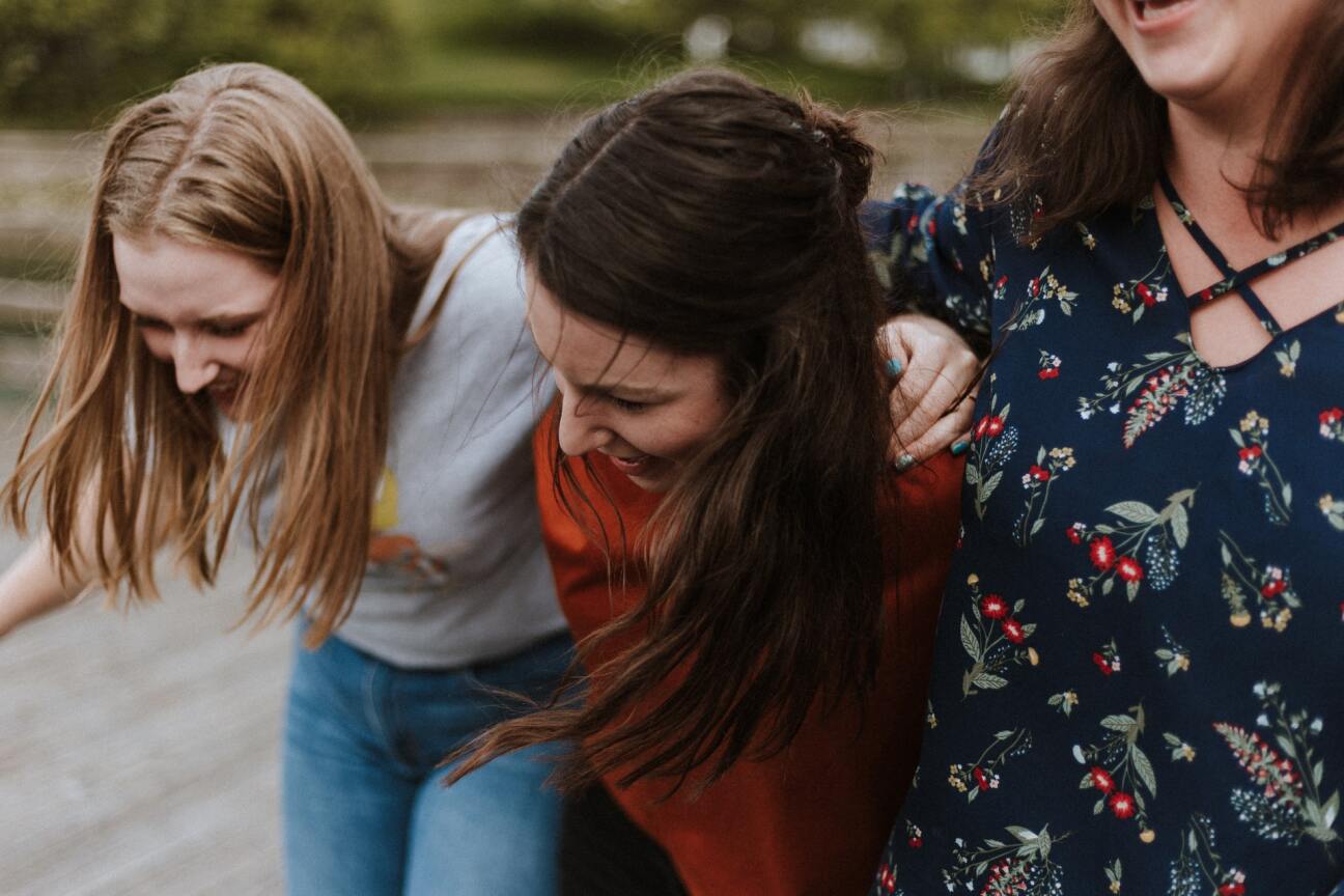 Bild © Priscilla Du Preez / unsplash.com Drei jugendliche Mädchen lachen und umarmen sich., Bild © Priscilla Du Preez / unsplash.com