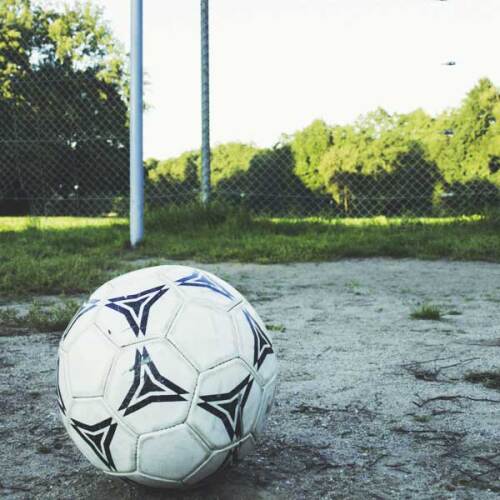 Fußball auf dem Bolzplatz © markusspiske / Pixabay