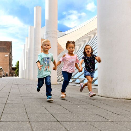© schmitt photodesign / Stadt Nürnberg Drei Kinder laufen durch die Straße der Menschenrechte © schmitt photodesign / Stadt Nürnberg