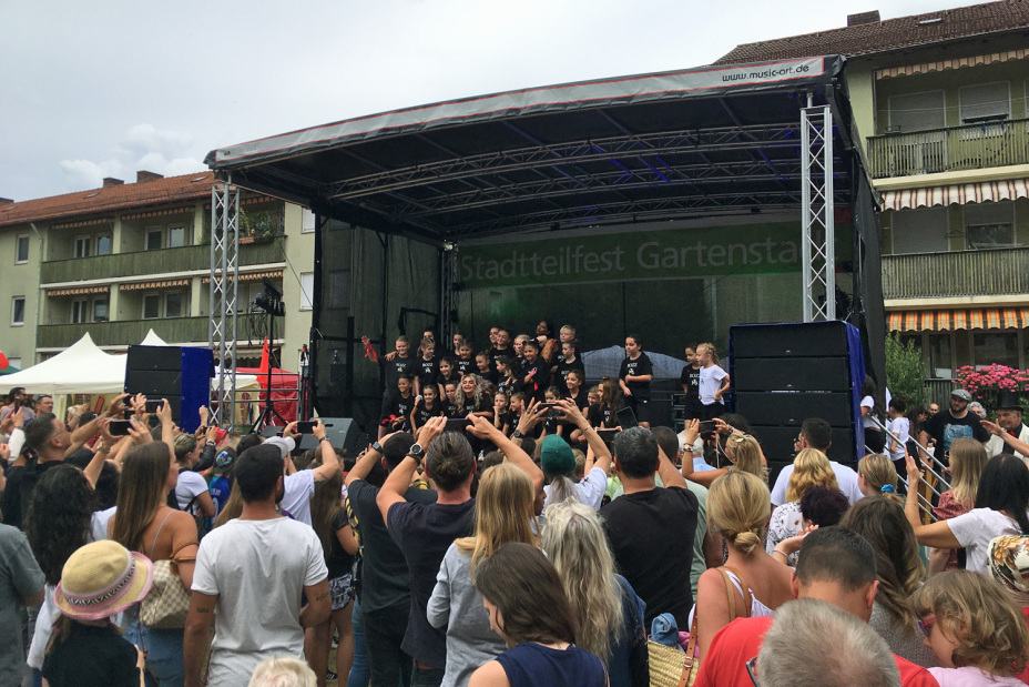 Stadtteilfest Gartenstadt Kokolo mit Publikum und Bühne, Bild © Amt für Kultur und Freizeit