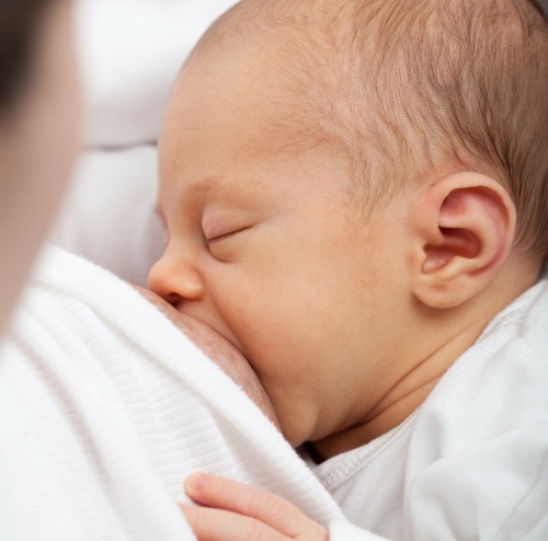 Baby wird gestillt