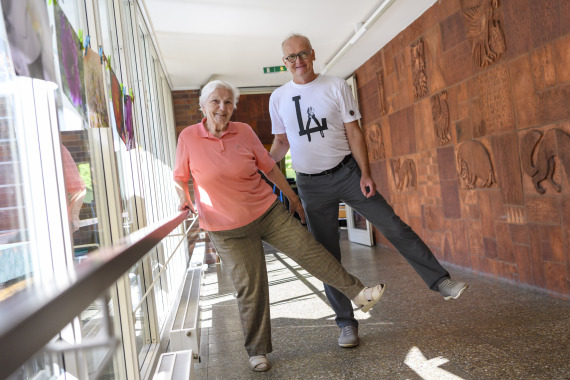 Seniorin macht Übungen