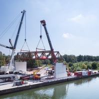Nürnberger Hafenbrücken: Einhub der Behelfsbrücke am Europakai