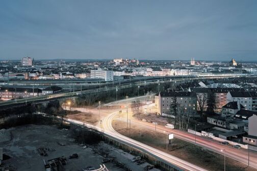 (Christian Höhn / Stadt Nürnberg) Frankenschnellweg. Im Hintergrund liegt die Silhouette der beleuchteten Altstadt.