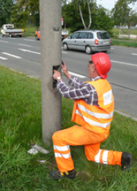 SÖR-Mitarbeiter kontrolliert eine Straßenlaterne.