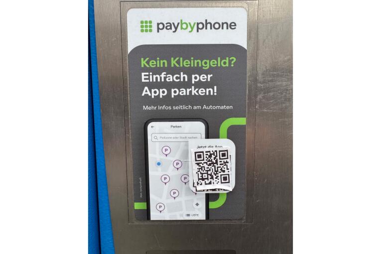 Quishing an Parkscheinautomaten, © André Winkel / SÖR / Stadt Nürnberg Der gefälschte QR-Code überklebt den eigentlichen QR-Code.