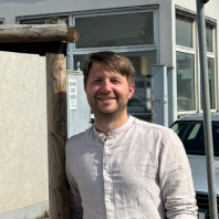 Bruno Guggenberger und Florian Demling am gespendeten Baum der Firma Rahmer (André Winkel / SÖR / Stadt Nürnberg) Bruno Guggenberger und Florian Demling am gespendeten Baum der Firma Rahmer