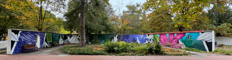 (André Winkel / Stadt Nürnberg) Der Nürnberger Graffitiartist und Illustrator Sebastian Lohmaier, auch bekannt unter seinem Künstlernamen KL52, hat zusammen mit Heiner Kies und Christian Krieger mehrere Wände in den Gartenhöfen des Nürnberger Stadtparks gestaltet.
