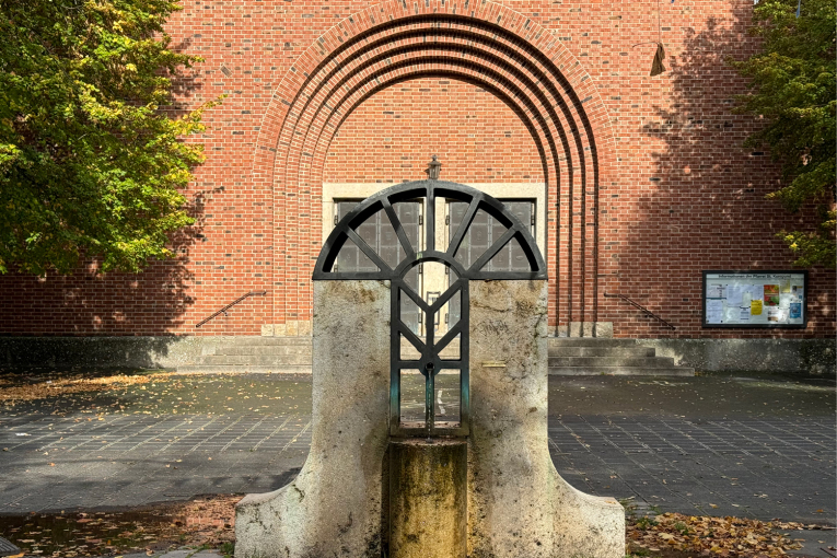 Brunnen vor Kirchenportal