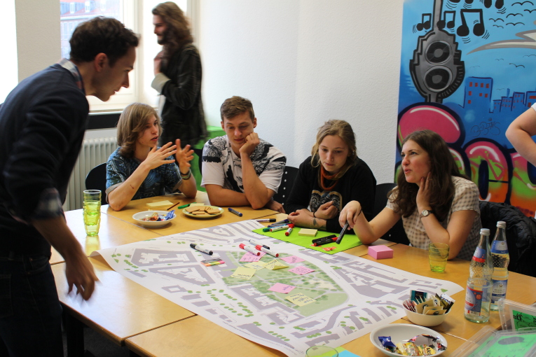 Jugendliche sprechen bei der Umgestaltung des Cramer-Klett-Parks mit.