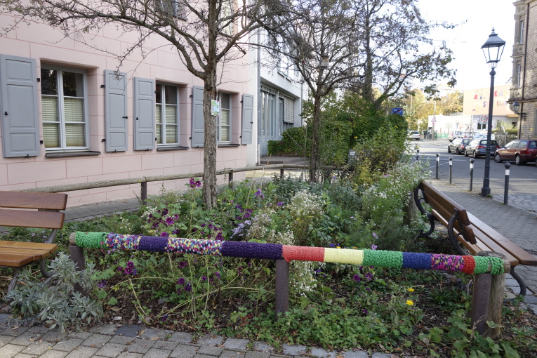 (SÖR) Hier kümmert sich ein Baumpate liebevoll.