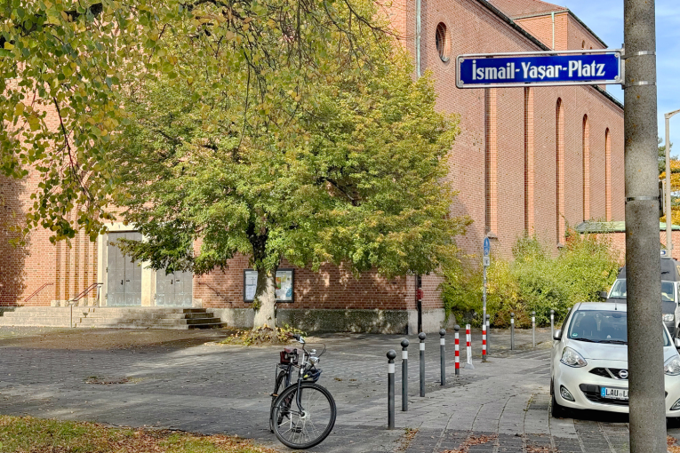 Ismail-Yasar-Platz mit Kirche