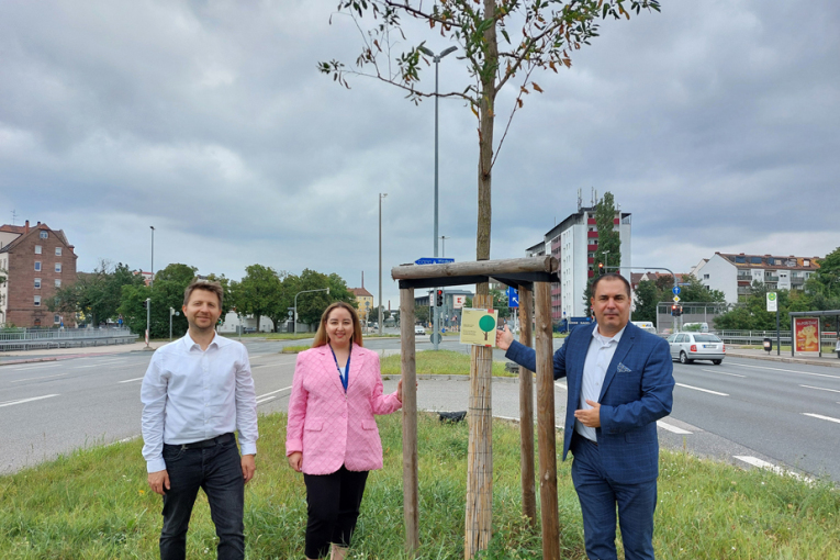 Baumspende DVS (Julian Löhner / Stadt Nürnberg) Sör erhielt kürzlich eine Baumspende der Firma DSV - Global Transport und Logistics. Das Bild zeigt Sör-Baummanager Florian Demling, Jörg Löhner, Manager Sales bei DSV in Nürnberg und Mihriban Kapar, Sales Representative, Outdoor bei DSV Air & Sea Germany vor der gespendeten Robinie.