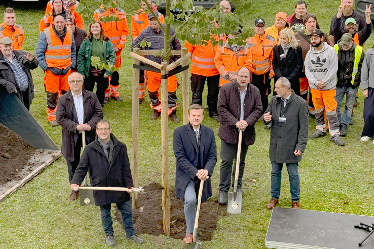 (André Winkel / Stadt Nürnberg) Baumpflanzung im Marienbergpark