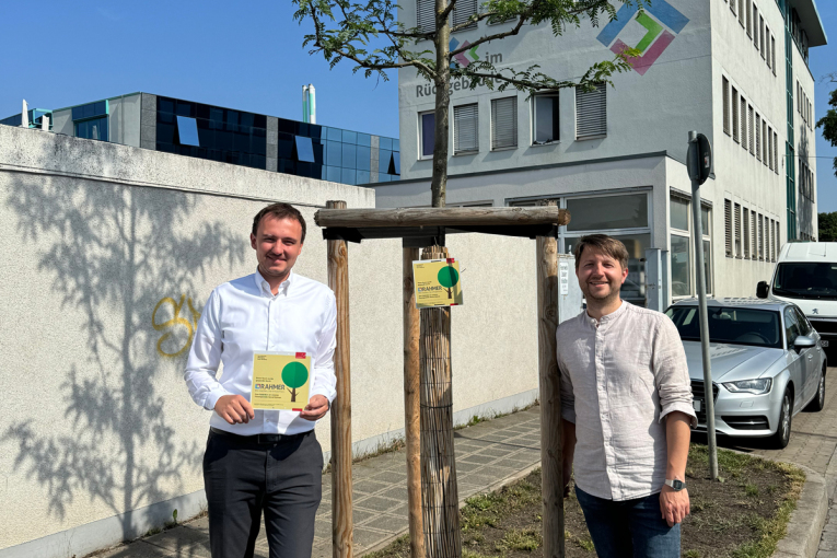 Bruno Guggenberger und Florian Demling am gespendeten Baum der Firma Rahmer