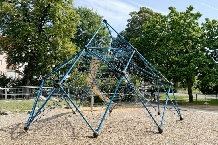 (André Winkel / Stadt Nürnberg) Cramer-Klett-Park: Kletterturm mit Seilen