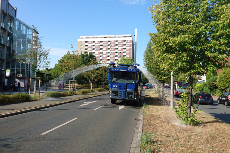 Baumwässerung durch die Polizei