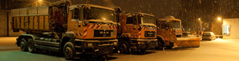 (Christine Dierenbach) Die Einsatzfahrzeuge sind bereit für den Winterdienst.