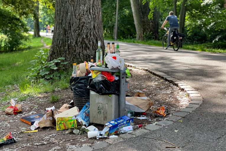 (André Winkel / Stadt Nürnberg) Überquellender Mülleimer auf der Wöhrder Wiese