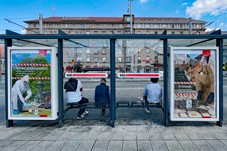 (André Winkel / Stadt Nürnberg) Müllplakate am Bahnhofsplatz