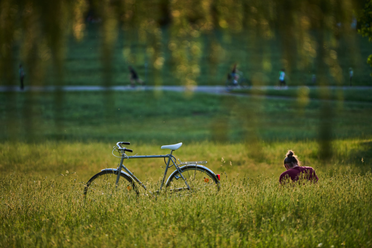 Pegnitztal West (Gerhard Illig / Stadt Nürnberg / Umweltamt) Blick auf eine sitzende Person mit Fahrrad