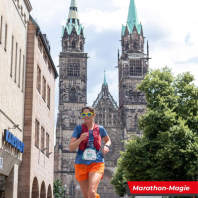 Läuferin vor der Lorenzkirche beim Metropolmarathon