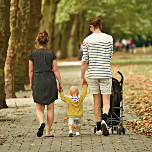© pixabay Eine Familie mit Kleinkind geht spazieren. © pixabay