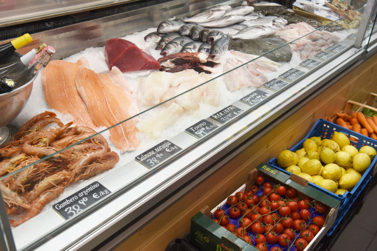 Die Fischtheke des Geschäfts "NewSea & Streetfood" in der Ladenzeile des Großmarkts