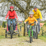Familie macht einen gemeinsamen Fahrradausflug