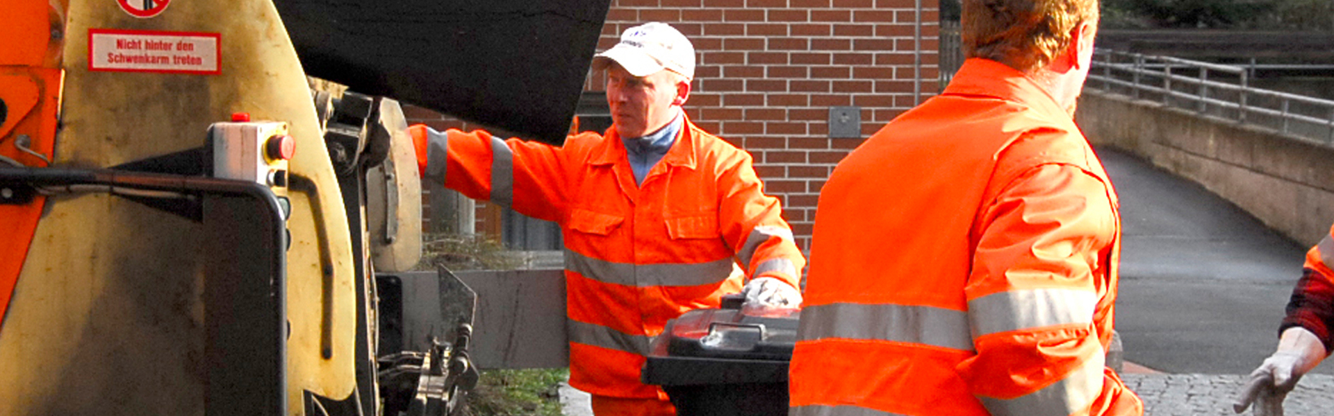 Müllfahrer mit Ihrem Müllauto 